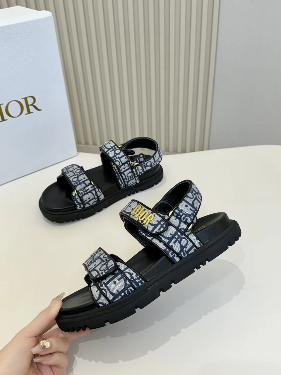 👟👟Ex-factory price 500👟👟 These Dioract sandals are carefully made of blue plaid jacquard fabric and other materials, decorated with off-white raffia Oblique print, fashionable and modern. The insole is made of lightweight and comfortable leather that fits the shape of the foot, and is equipped with a Velcro strap. The upper strap is embellished with a gold-finished metal Dior logo, which is more refined. Can be matched with various styles to show modern style. . Help surface material: fabric. Dior signature in gold-finish metal. 2 adjustable Velcro straps. Leather insole that fits the shape of the foot, soft and lightweight texture, EVA notch sole decorated with Christian Dior's lucky star symbol Made in Italy Code number: 35--42 (41 42 customized, non-refundable)